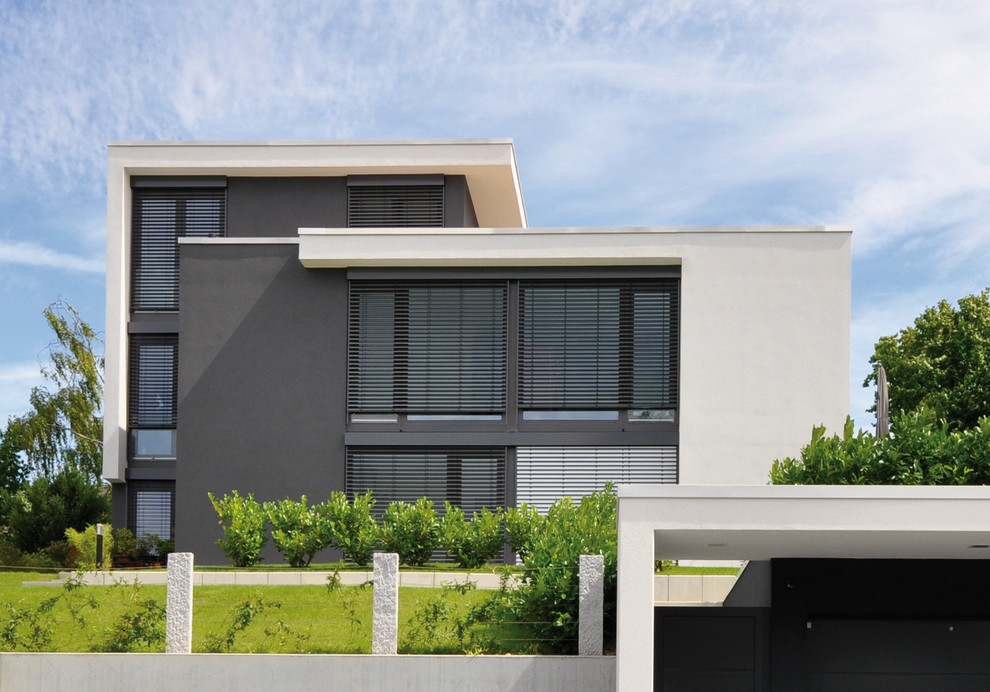 Exemple d'une façade de maison tendance à deux étages et plus et de taille moyenne avec un toit plat.