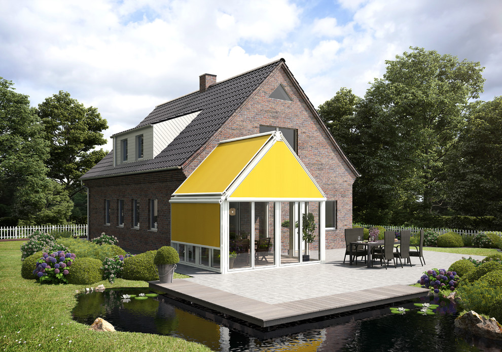 Cette image montre une façade de maison marron nordique en brique de plain-pied avec un toit à deux pans et un toit en tuile.