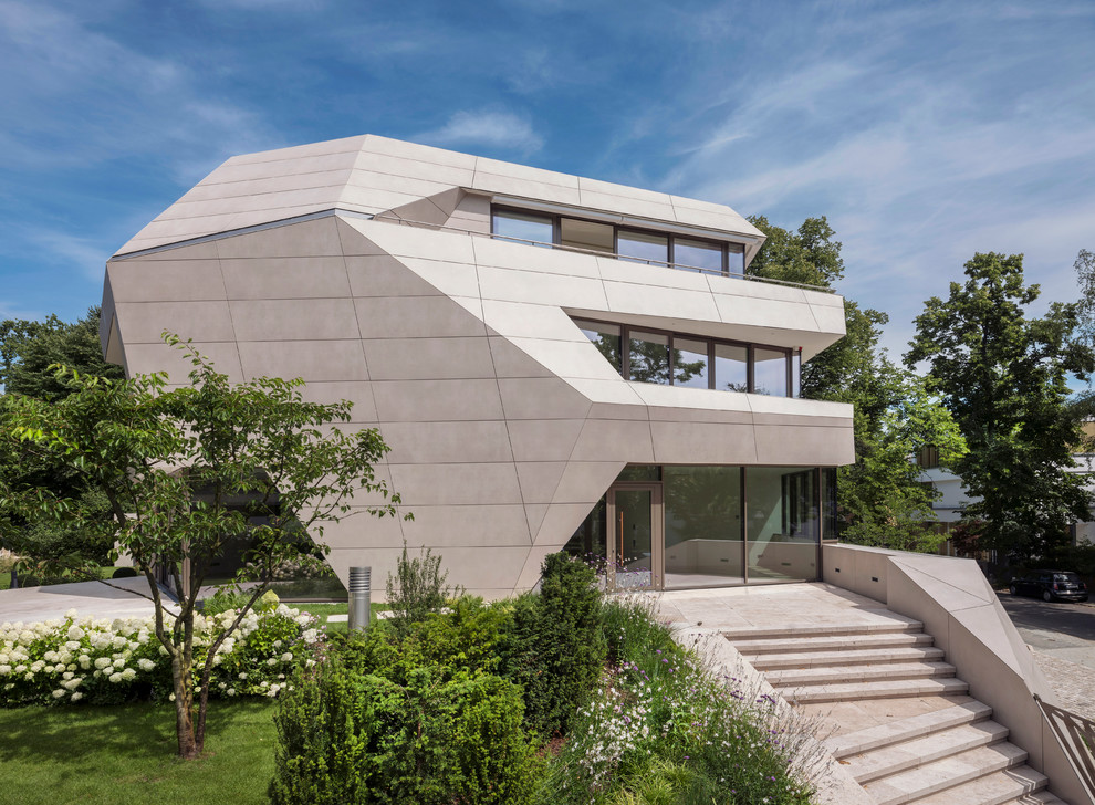 Großes, Dreistöckiges Modernes Einfamilienhaus mit grauer Fassadenfarbe