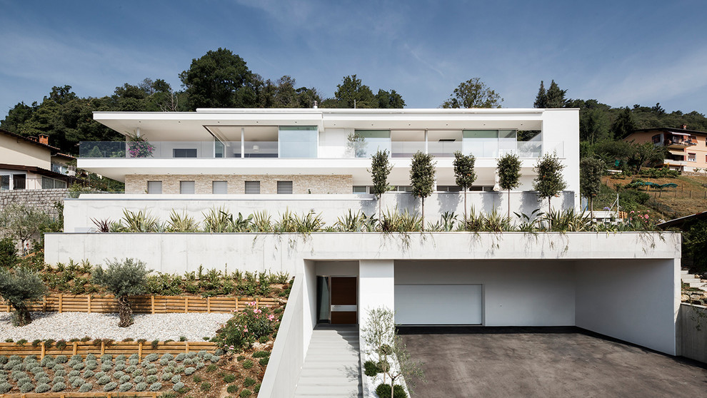 Ispirazione per la villa ampia bianca moderna a tre piani con rivestimenti misti e tetto piano