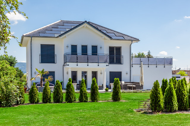 Villa mit Walmdach - Modern - Häuser - Berlin - von Fluck Holzbau GmbH