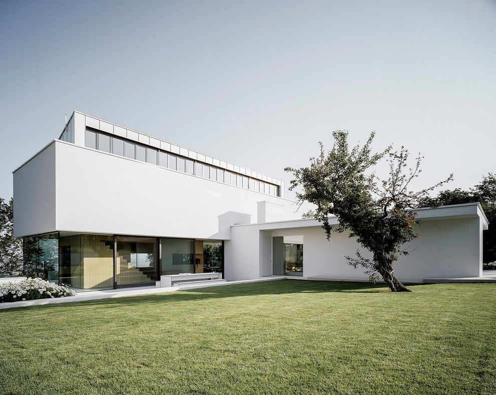 Geräumiges, Dreistöckiges Modernes Einfamilienhaus mit Mix-Fassade und weißer Fassadenfarbe in Stuttgart