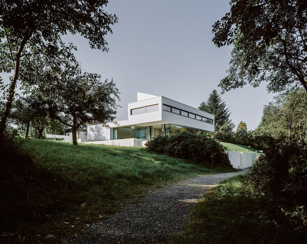 Geräumiges Modernes Einfamilienhaus mit Faserzement-Fassade, weißer Fassadenfarbe und Flachdach in Stuttgart
