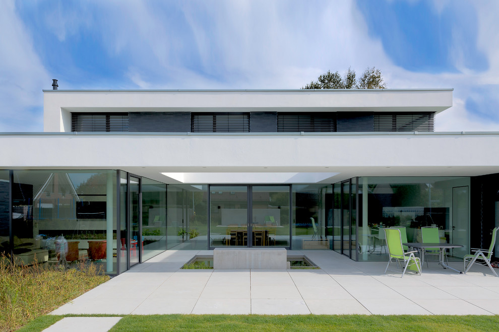 Großes, Zweistöckiges Modernes Einfamilienhaus mit Putzfassade, weißer Fassadenfarbe und Flachdach in Dortmund