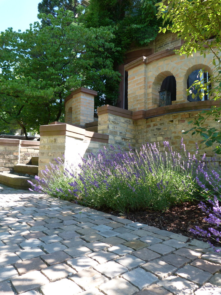 Villengarten mit Naturpool in Darmstadt Klassisch Häuser