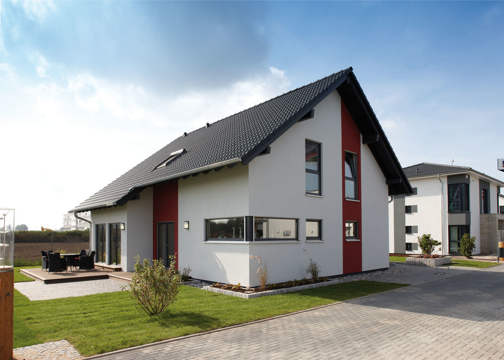 Zweistöckiges Modernes Einfamilienhaus mit Putzfassade, weißer Fassadenfarbe, Satteldach und Ziegeldach in Sonstige