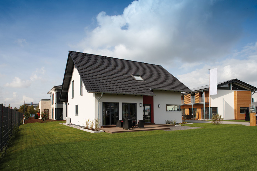 Zweistöckiges Modernes Einfamilienhaus mit Putzfassade, weißer Fassadenfarbe, Satteldach und Ziegeldach in Sonstige