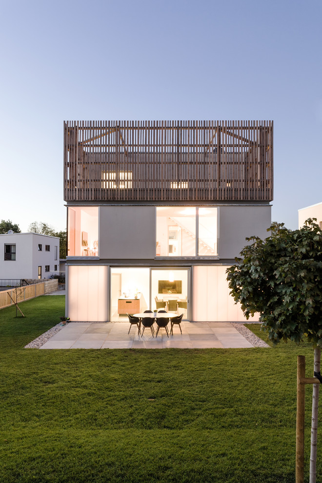 Inspiration för ett mellanstort funkis grått hus, med platt tak och levande tak