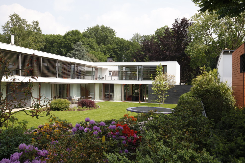 Design ideas for a modern house exterior in Cologne.