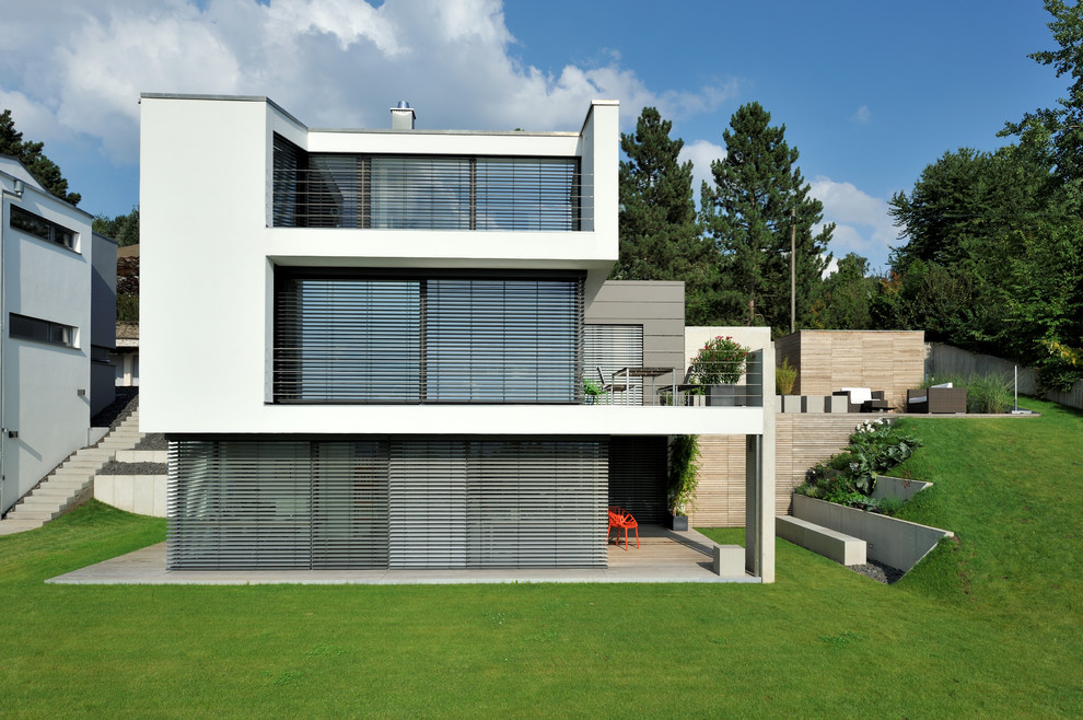 Foto della facciata di una casa ampia bianca contemporanea a due piani con tetto piano