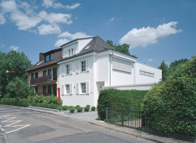 Weiße Doppelhaushälfte mit Modern Häuser Frankfurt am