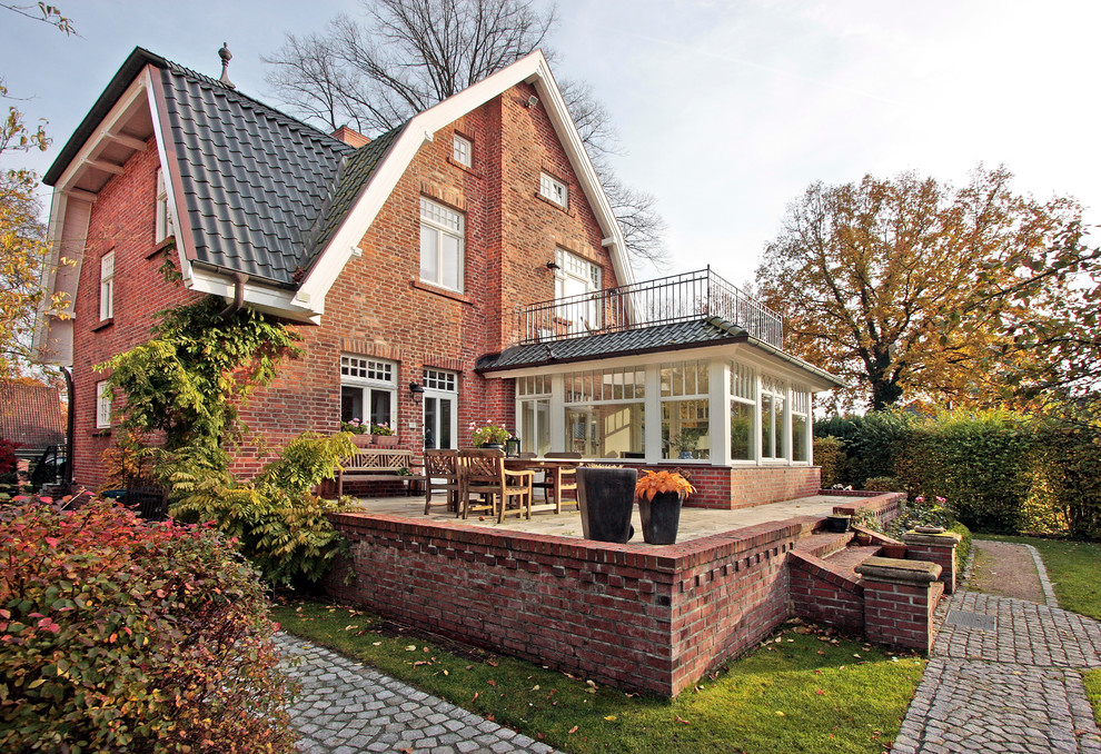 Inspiration for a cottage exterior home remodel in Hamburg