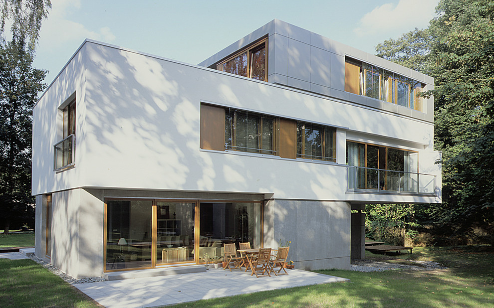 Mittelgroßes, Dreistöckiges Modernes Haus mit Flachdach und weißer Fassadenfarbe in Hamburg
