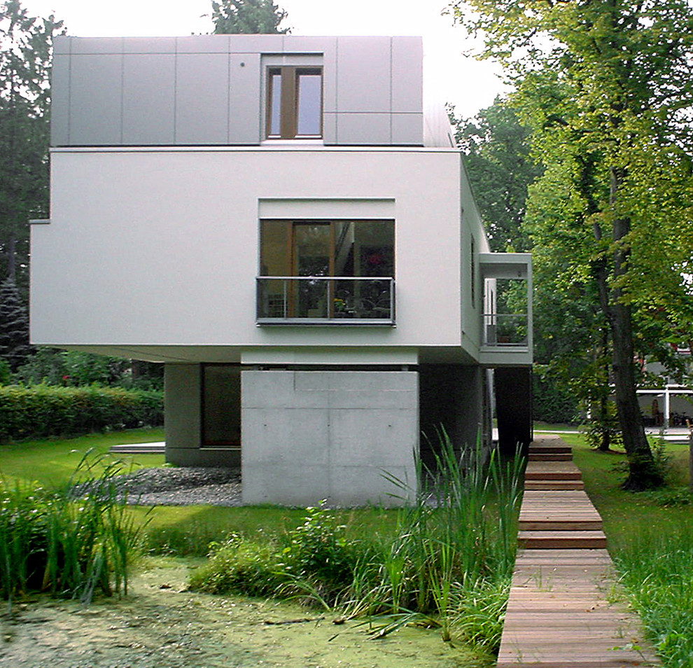 Design ideas for a contemporary house exterior in Hamburg.