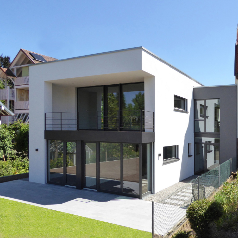 Zweistöckiges Modernes Haus mit Putzfassade, weißer Fassadenfarbe und Flachdach in Stuttgart
