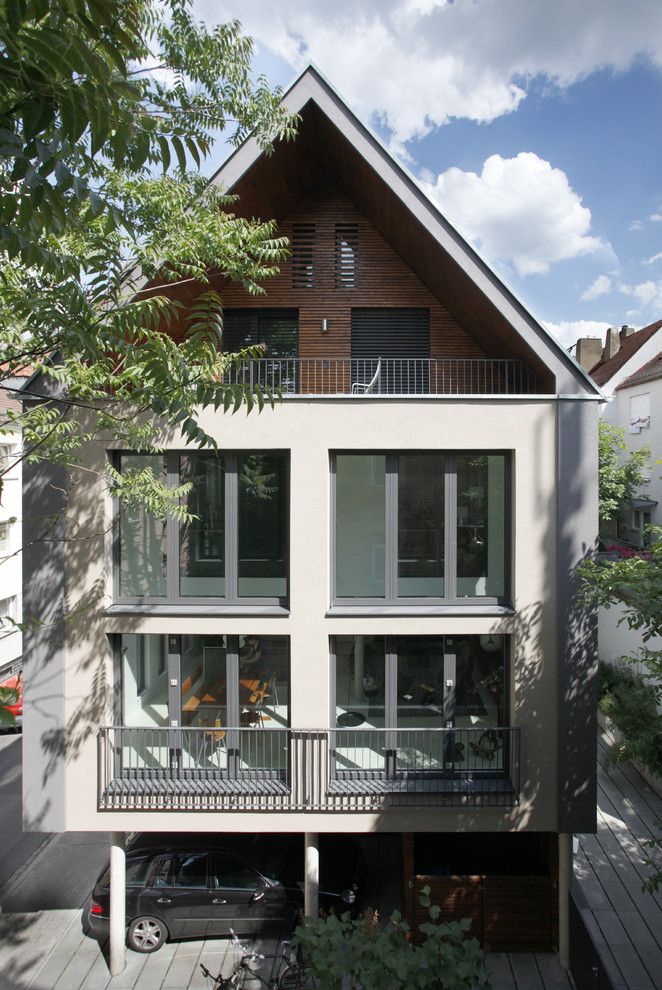 Idées déco pour une grande façade de maison blanche contemporaine à deux étages et plus avec un toit à deux pans et un revêtement mixte.