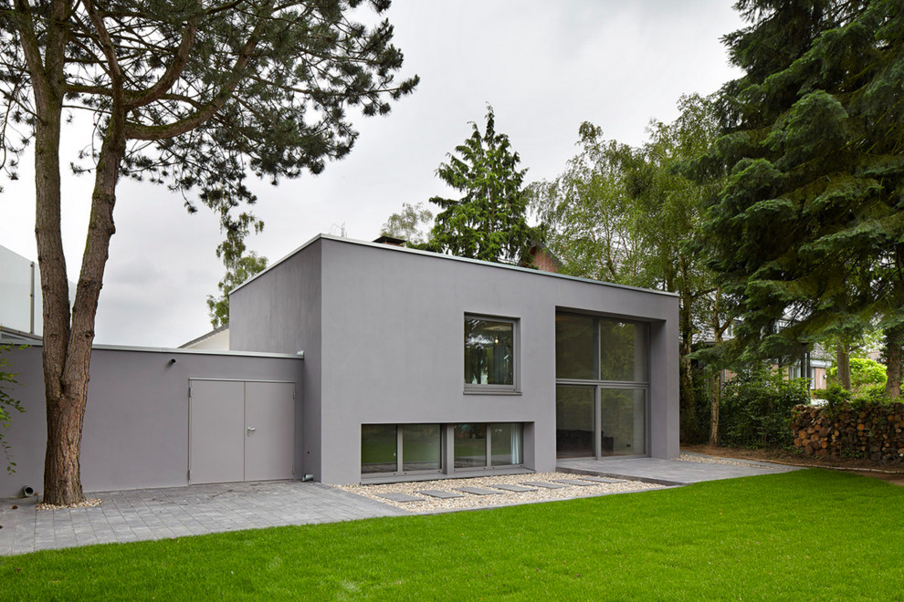 Design ideas for a gey and medium sized contemporary house exterior in Dusseldorf with a flat roof.