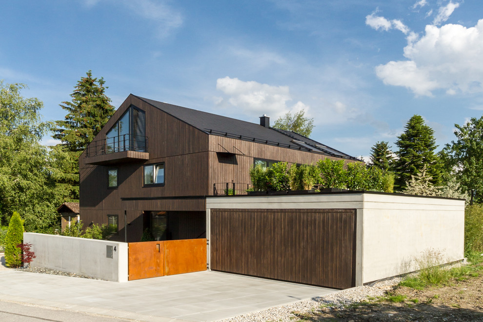 Foto de fachada de casa marrón contemporánea de tamaño medio de tres plantas con revestimiento de madera y tejado a dos aguas