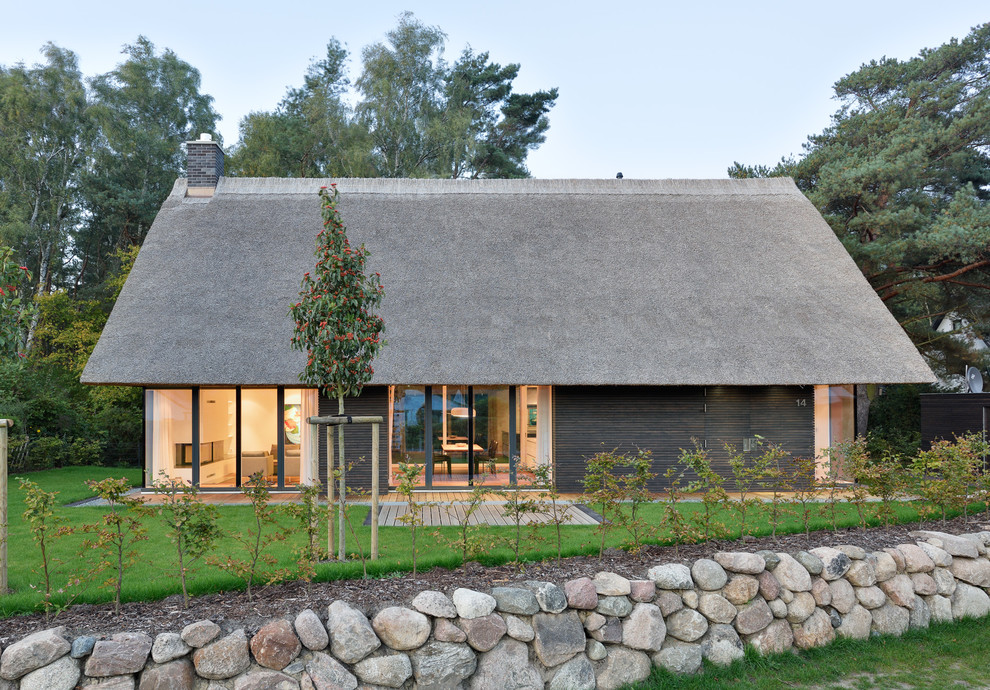 Источник вдохновения для домашнего уюта: деревянный, коричневый дом среднего размера в современном стиле с двускатной крышей