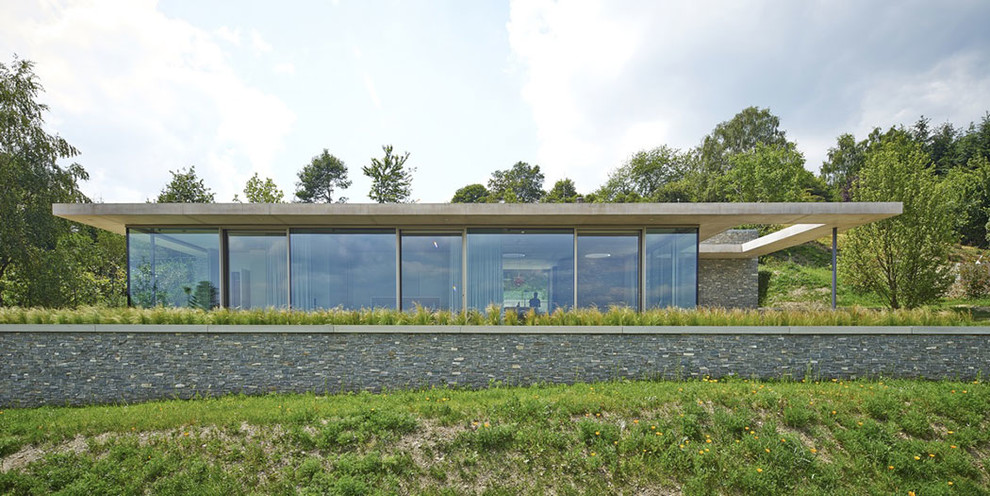 Inspiration pour une façade de maison de taille moyenne avec un toit plat.