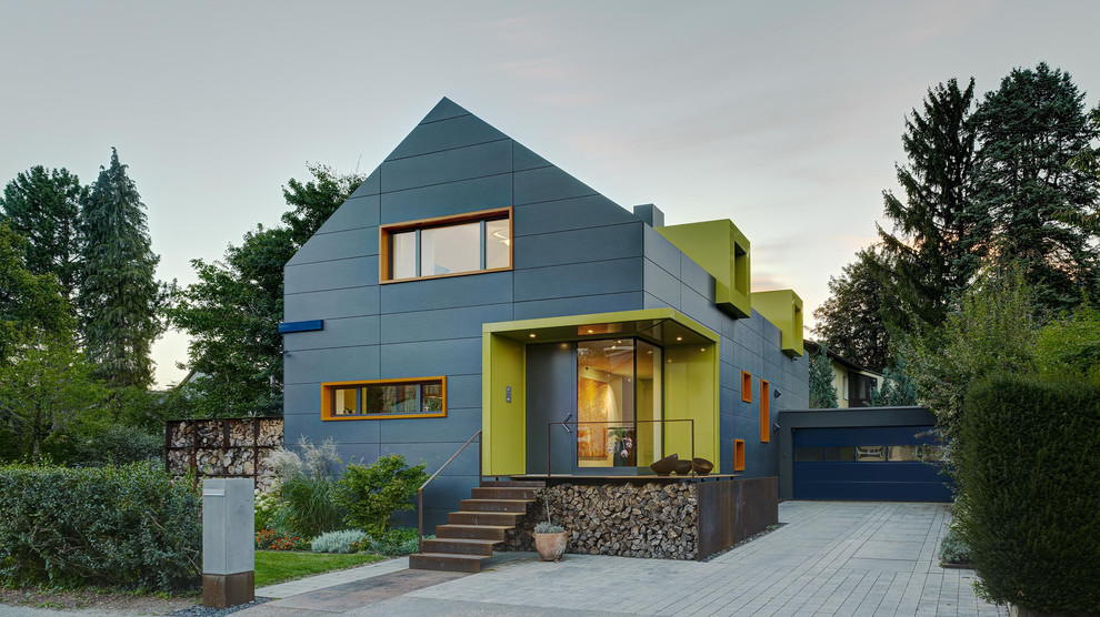 Inspiration för stora moderna grå hus, med sadeltak och två våningar