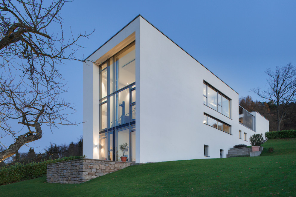Idee per la facciata di una casa grande bianca contemporanea a tre piani con tetto piano