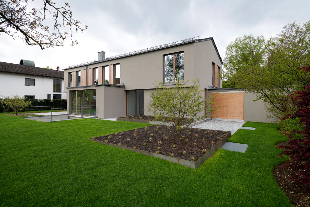 Großes, Zweistöckiges Modernes Einfamilienhaus mit Putzfassade, brauner Fassadenfarbe, Satteldach und Ziegeldach in München