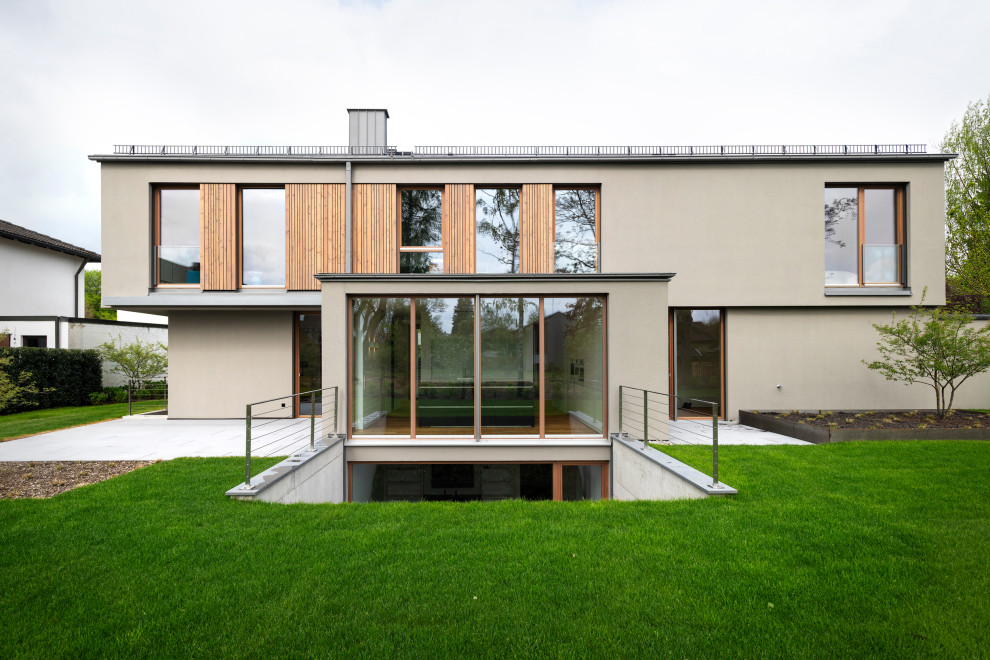 Großes, Zweistöckiges Modernes Einfamilienhaus mit Putzfassade, brauner Fassadenfarbe, Satteldach und Ziegeldach in München