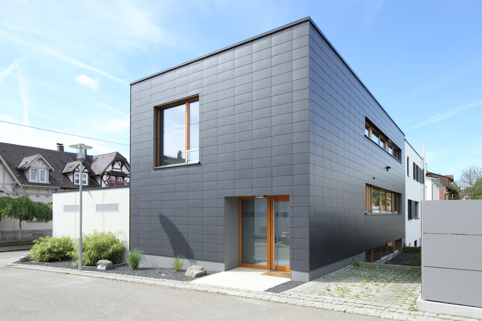Großes, Zweistöckiges Modernes Haus mit schwarzer Fassadenfarbe, Flachdach und Metallfassade in Stuttgart