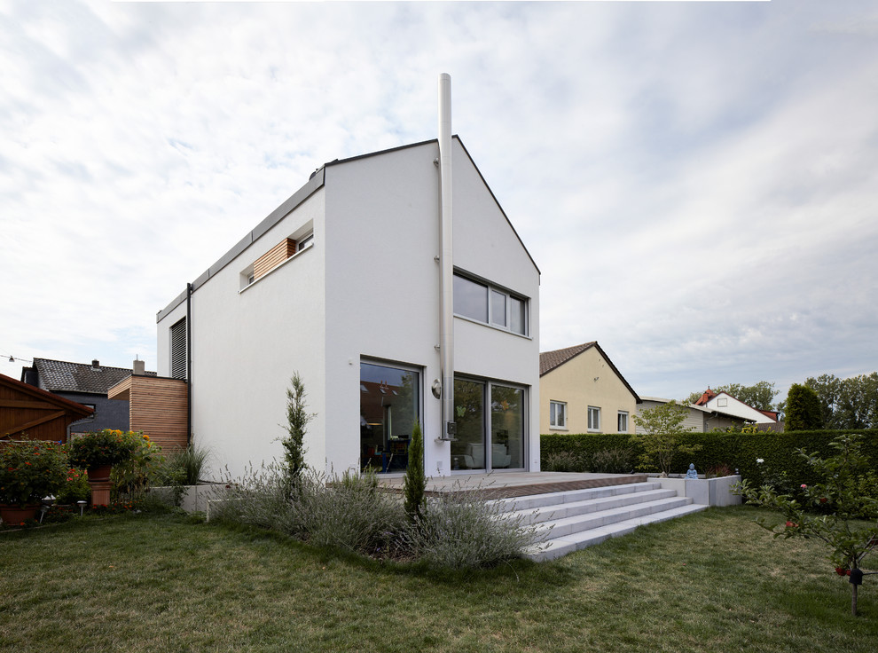 This is an example of a contemporary house exterior in Frankfurt.