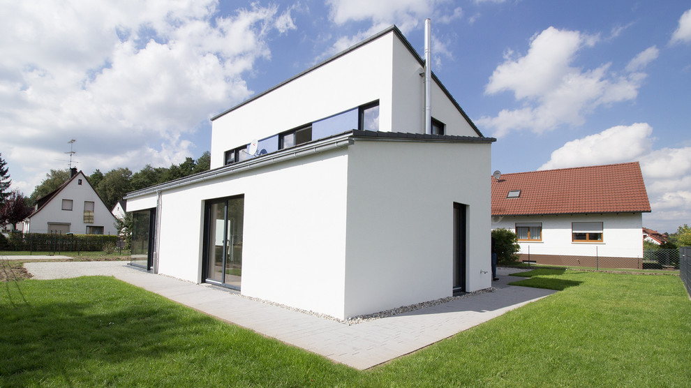 White contemporary house exterior in Nuremberg with a lean-to roof.