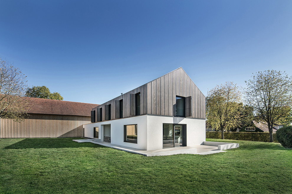 Zweistöckiges Landhaus Einfamilienhaus mit Mix-Fassade, bunter Fassadenfarbe und Satteldach in Sonstige