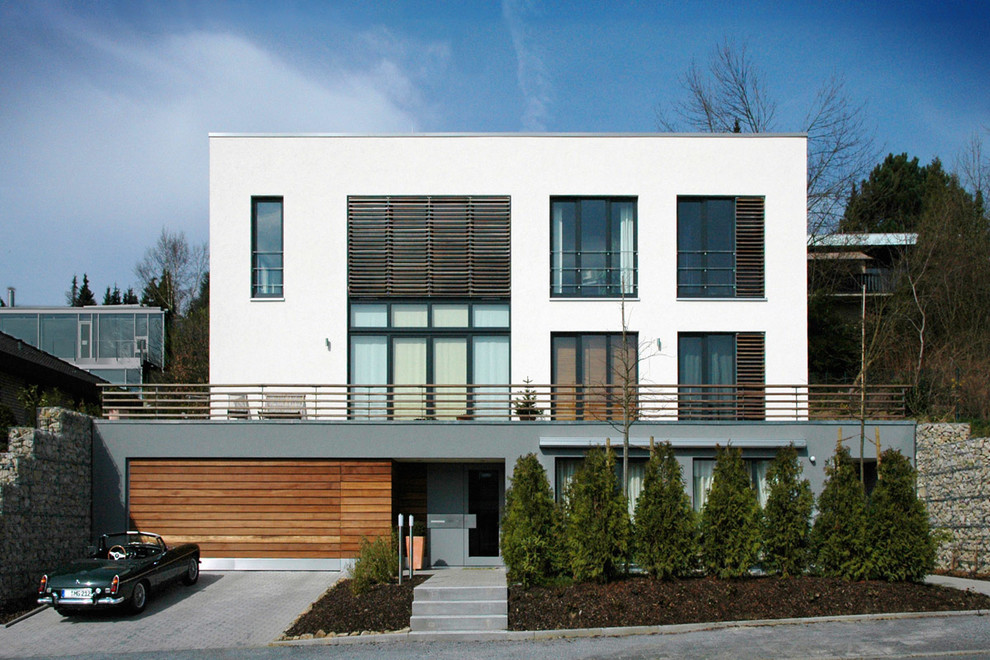 Inspiration för mellanstora moderna vita hus, med tre eller fler plan och platt tak