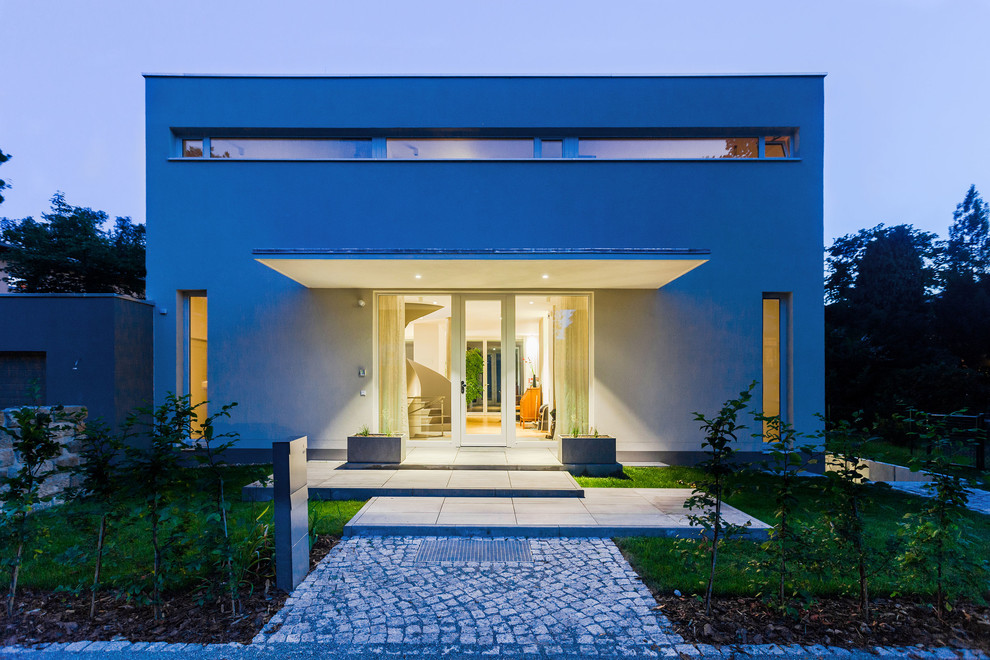 Zweistöckiges, Kleines Modernes Haus mit Putzfassade, weißer Fassadenfarbe und Flachdach in Dresden