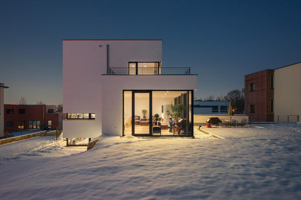На фото: трехэтажный, белый дом среднего размера в стиле модернизм с плоской крышей