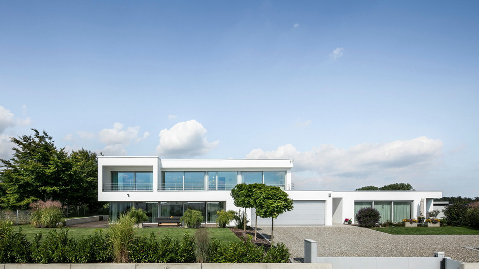 Zweistöckiges Modernes Einfamilienhaus mit weißer Fassadenfarbe und Flachdach in Stuttgart