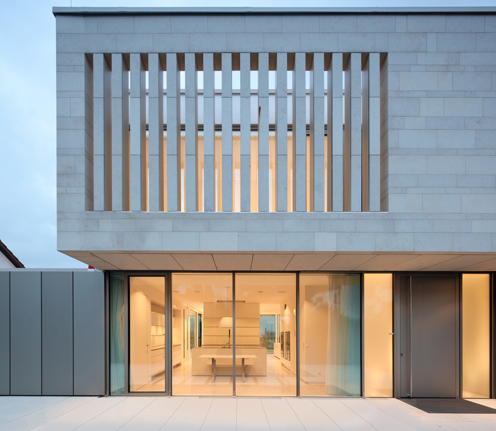 Zweistöckiges, Geräumiges Modernes Haus mit Flachdach, Steinfassade und grauer Fassadenfarbe in Sonstige