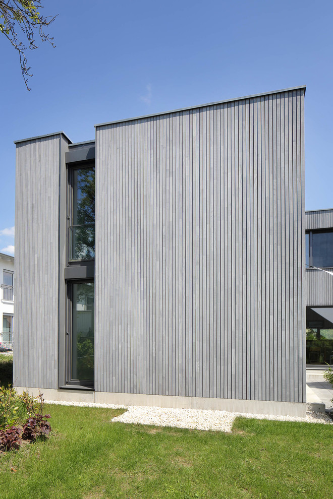 Zweistöckiges Modernes Haus mit grauer Fassadenfarbe und Flachdach in Stuttgart