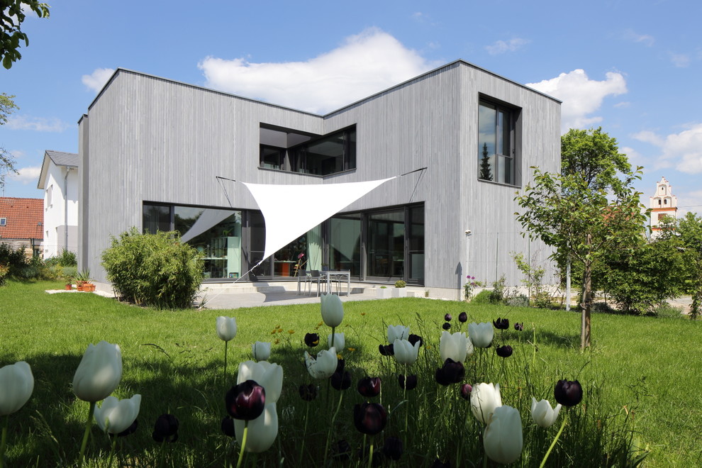 Große, Zweistöckige Moderne Holzfassade Haus mit grauer Fassadenfarbe und Flachdach in Stuttgart