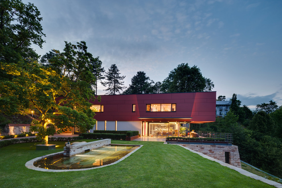 Идея дизайна: двухэтажный, красный, большой дом в современном стиле с плоской крышей и комбинированной облицовкой