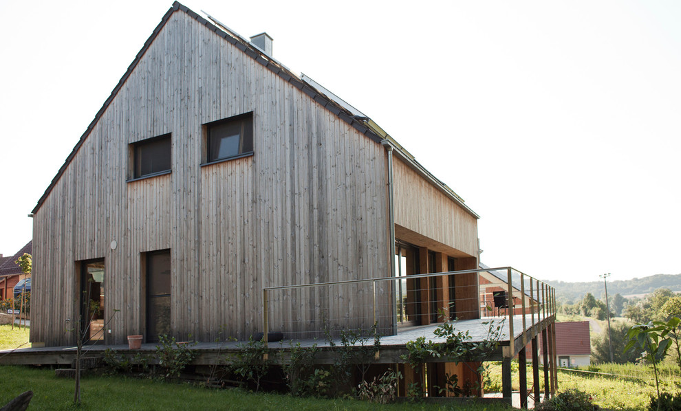 Mittelgroße, Dreistöckige Moderne Holzfassade Haus mit brauner Fassadenfarbe und Satteldach in Stuttgart
