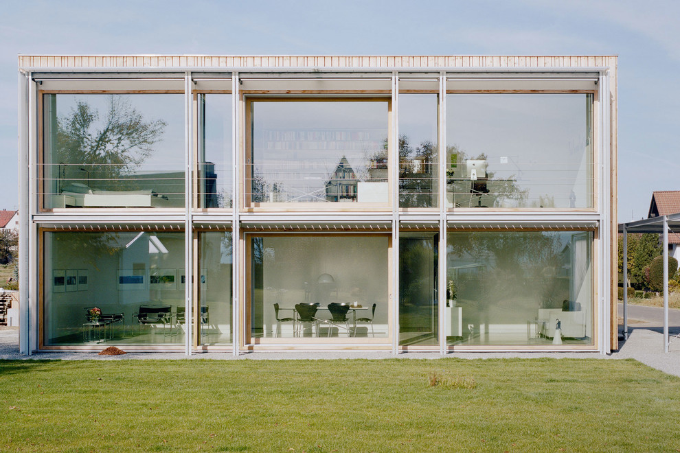 Mittelgroße, Einstöckige Moderne Holzfassade Haus mit Flachdach in Stuttgart