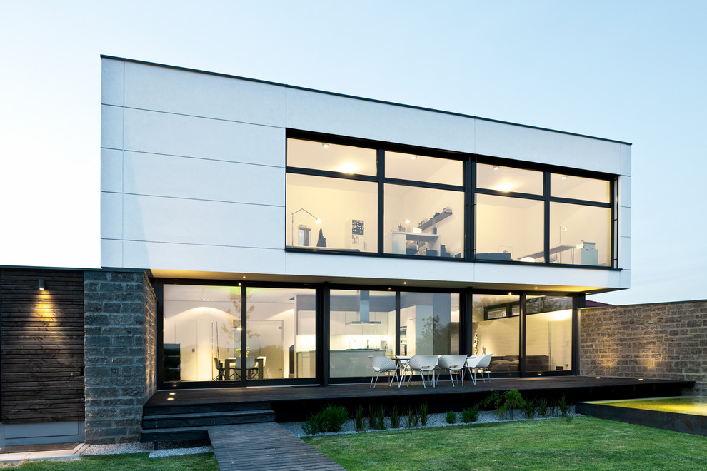 Стильный дизайн: двухэтажный, белый дом среднего размера в современном стиле с плоской крышей - последний тренд