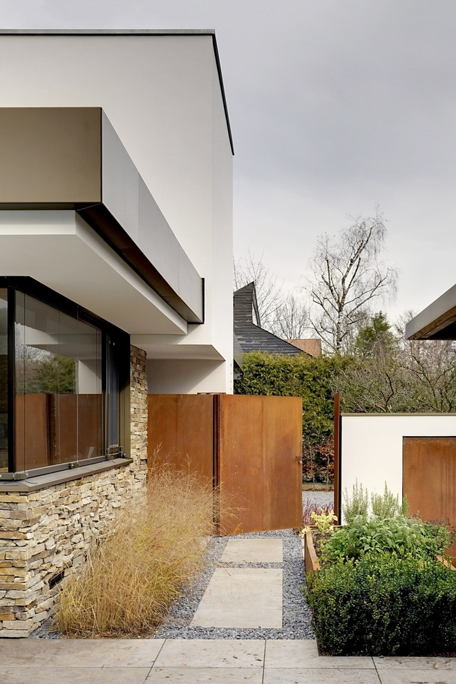 Foto della facciata di una casa beige contemporanea a due piani di medie dimensioni con tetto piano