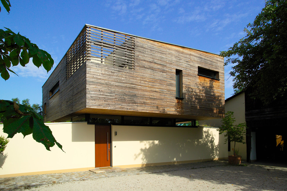 Foto de fachada marrón actual de tamaño medio de dos plantas con revestimiento de madera y tejado de un solo tendido