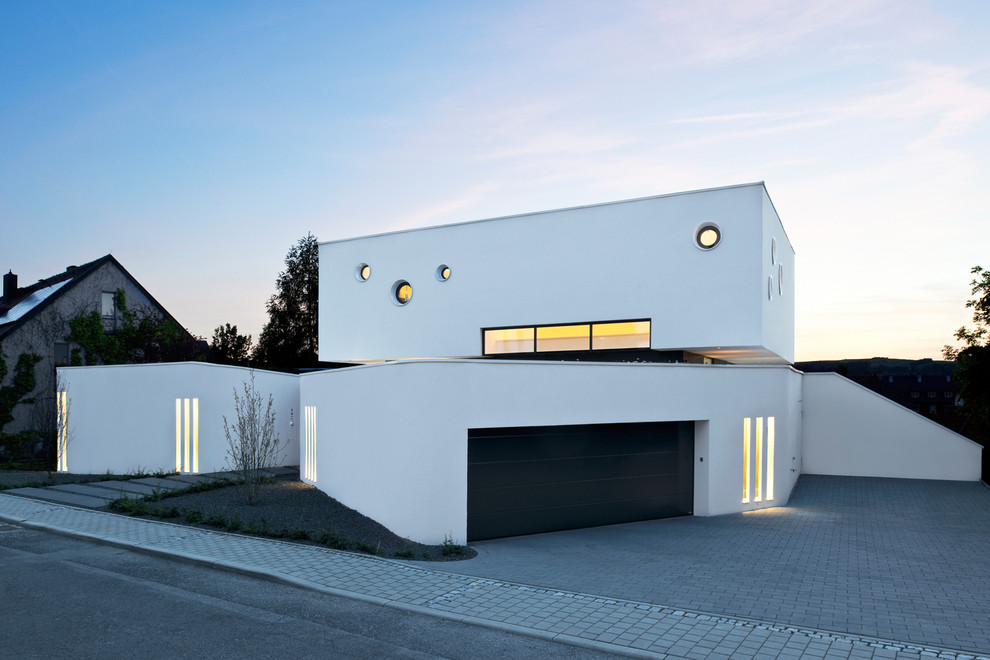 Photo of a medium sized and white contemporary two floor house exterior in Nuremberg with a flat roof.