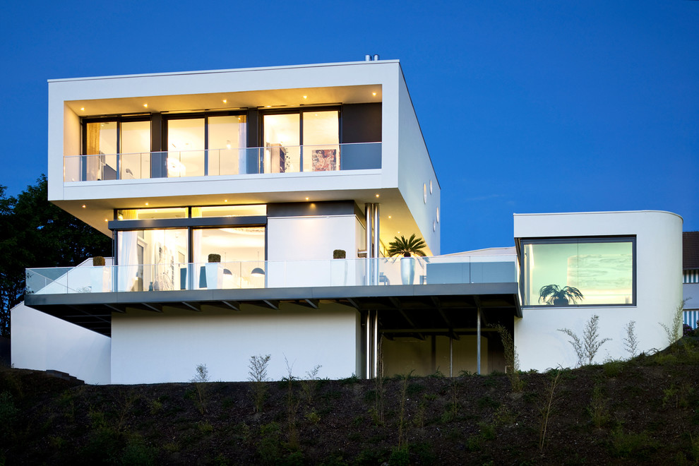 Ispirazione per la facciata di una casa bianca contemporanea a due piani di medie dimensioni con tetto piano