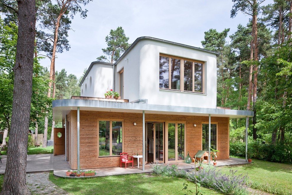 Mittelgroßes, Zweistöckiges Nordisches Haus mit Flachdach und Mix-Fassade in Berlin