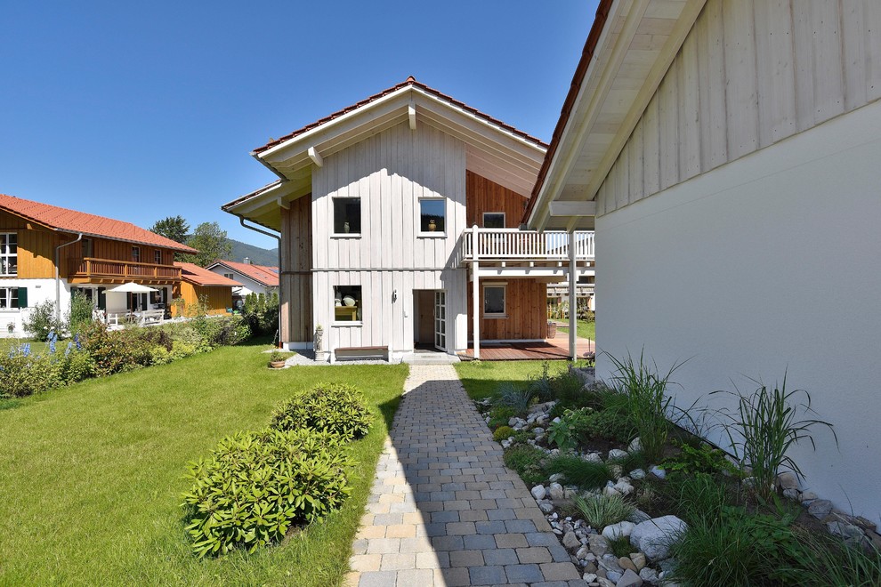 Cette image montre une façade de maison blanche rustique en bois de taille moyenne et à un étage avec un toit à deux pans.