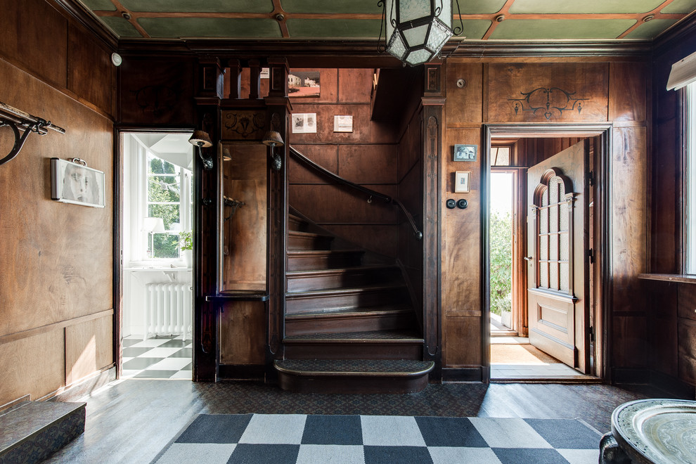 Inspiration för en vintage hall, med flerfärgat golv